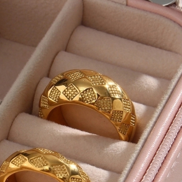 Stainless steel gold tone chunky textured ring new - Picture 2 of 6